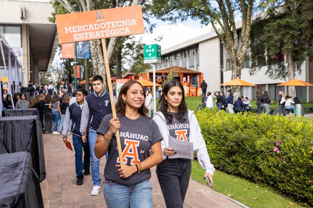 Estudiantes de Mercadotecnia Estratégica en el campus de la Universidad Anáhuac México