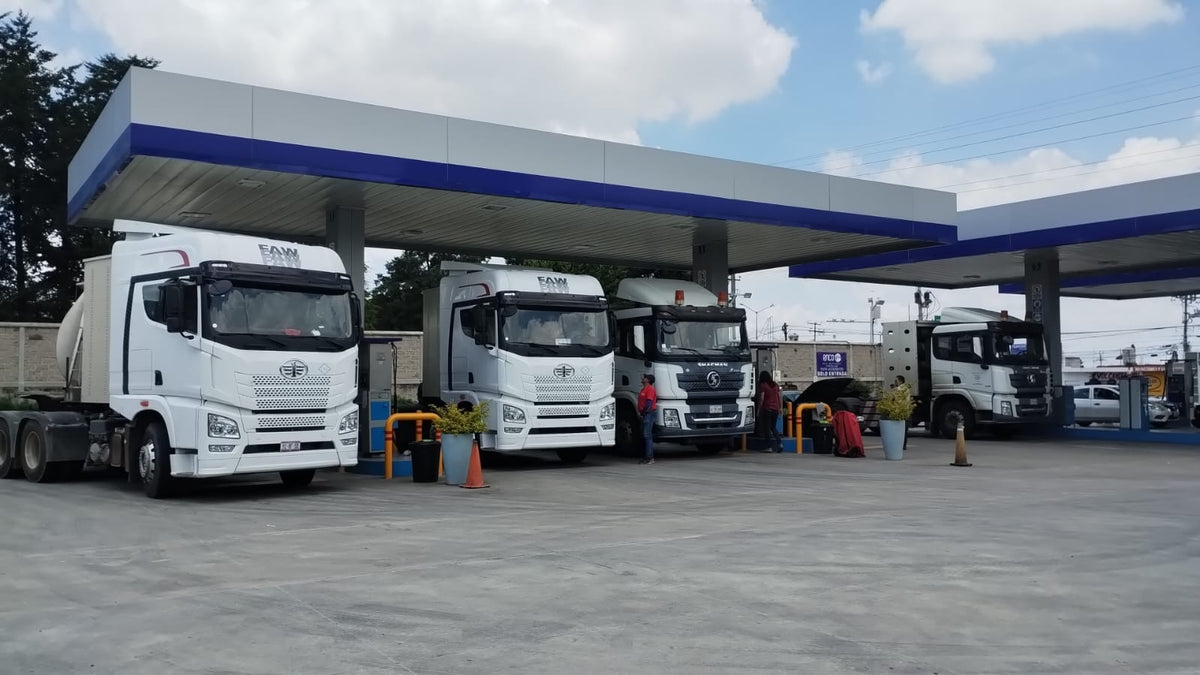 Tractocamiones en estación de Gas Natural Vehicular ENCO GNV